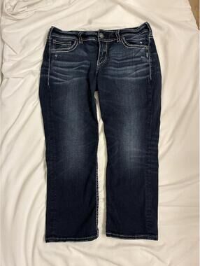 Silver Jeans Co Suki Womans W32 Mid Rise Curvy Dark Wash Cropped Capri Jeans